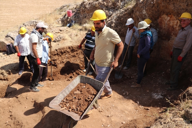Zerzevan Kalesi'nde bin 700 yıllık kaya mezarlığı ve gizli geçit bulundu